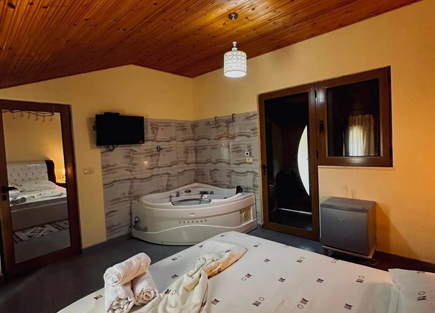 بيت ضيافة فندق Wood House 2024 Bajram Curri