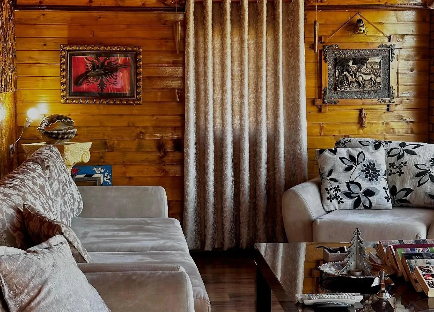 فندق Wood House 2024 Bajram Curri بيت ضيافة